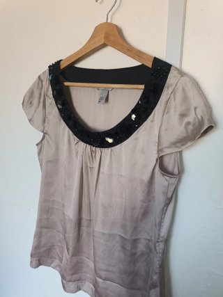 Camiseta Beige con Detalle en Cuello Talla M