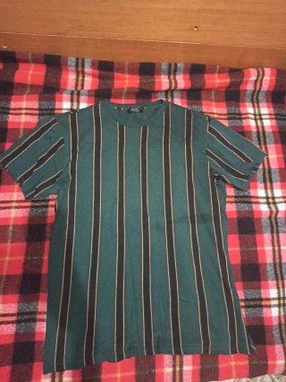 Camiseta Bershka Verde y Negra