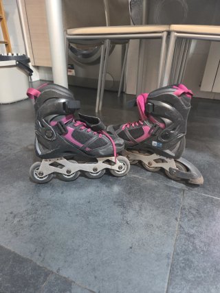 Patines en línea negros y rosas