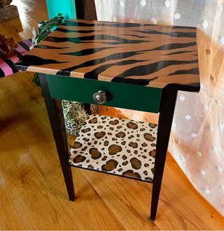 Mesa Auxiliar Retro Pintada a Mano. Animal print