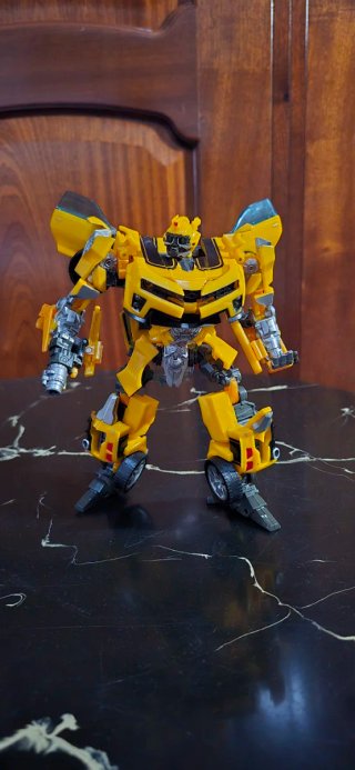 Figura Transformers Bumblebee Human Alliance