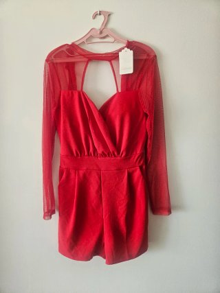 Mono corto rojo con mangas de tul