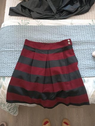 Falda corta a rayas rojas y negras