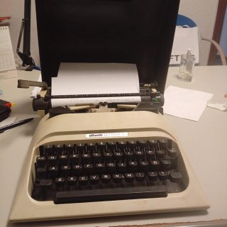Macchina da scrivere Olivetti Lettera 10