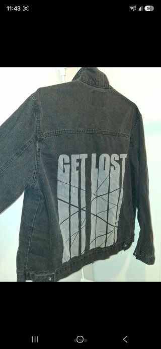 Chaqueta vaquera negra con estampado