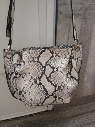 Bolso Guess con estampado de serpiente