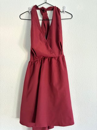 Vestido de fiesta burdeos escote cruzado