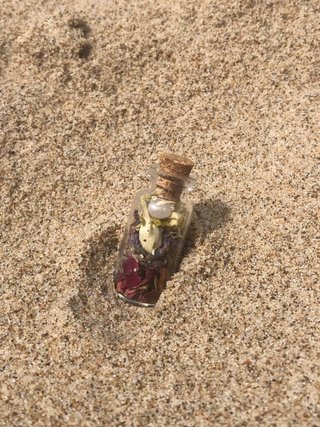 Amuleto de amor en frasco de cristal pequeño