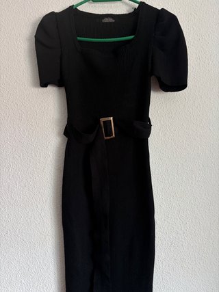 Vestido negro de punto con cinturón