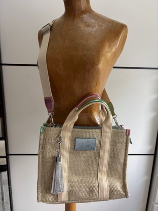 Bolso de mano con detalles metalizados