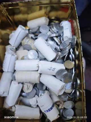 Lote de monedas antiguas en caja
