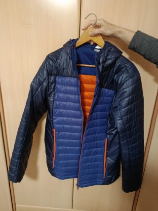 Abrigo acolchado azul y naranja