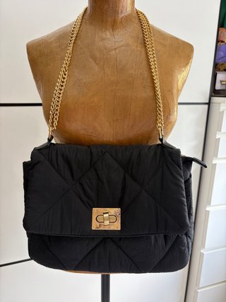 Bolso acolchado negro con cadena dorada