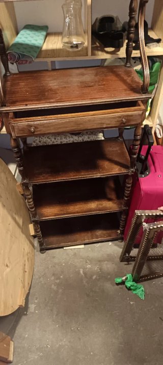 Estantería de madera rústica