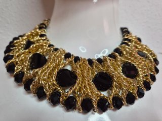 Gargantilla de bisutería dorada y negra