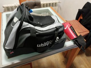 Set de Portero Uhlsport y Espinilleras Nike