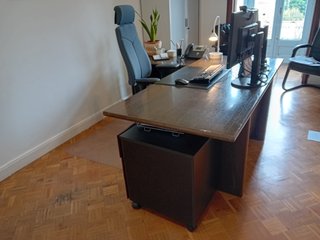 Escritorio y cajonera de madera