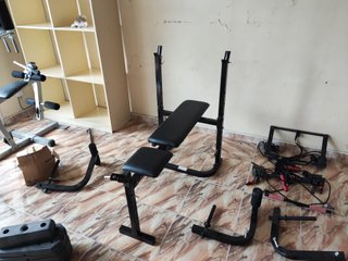 Banco de pesas con soportes y accesorios