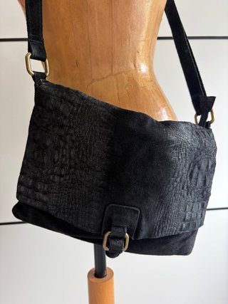 Bolso bandolera negro texturizado