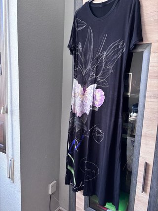 Vestido Midi Negro con Estampado Floral