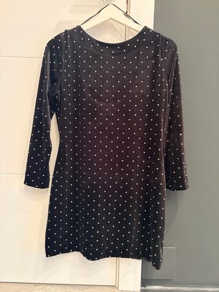 Vestido de fiesta negro con piedritas.