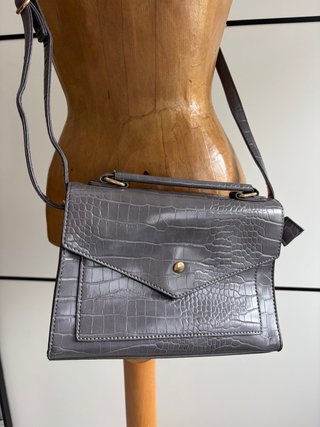 Bolso gris con textura