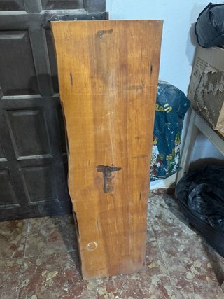 Barra de madera con soportes metálicos