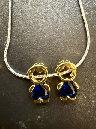 Colgante con dos figuras en oro y azul 2 niños