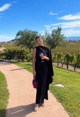 Vestido de Invitada Marrón con Capa