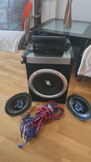 Equipo de sonido con subwoofer y altavoces