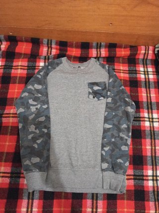 Sudadera Gris y Azul con Estampado