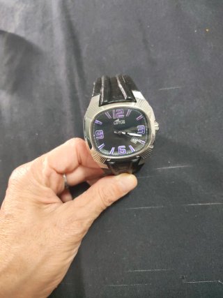 Reloj Lotus con esfera negra y detalles morados