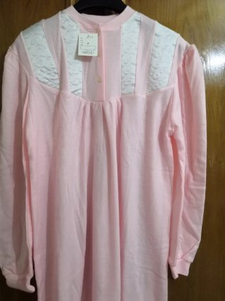 Camisón de señora rosa y blanco