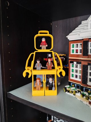 Expositor LEGO con forma de minifigura