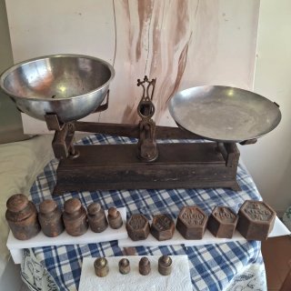 Balanza Antigua con Juego de Pesas
