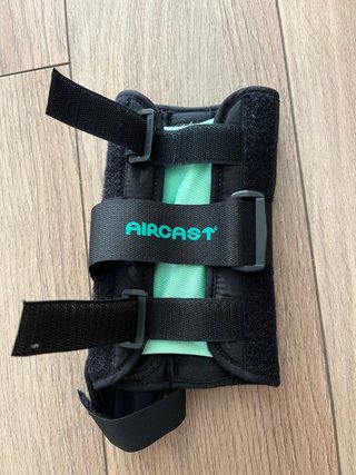 Férula Palmar Aircast Negra