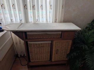 Mesa de planchar de madera con cestos