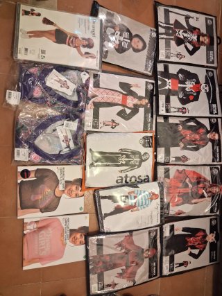 Lote de 13 Disfraces y Ropa