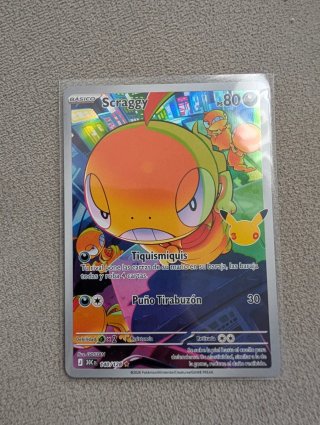Carta Pokémon Scraggy 140/128. 30 Aniversario