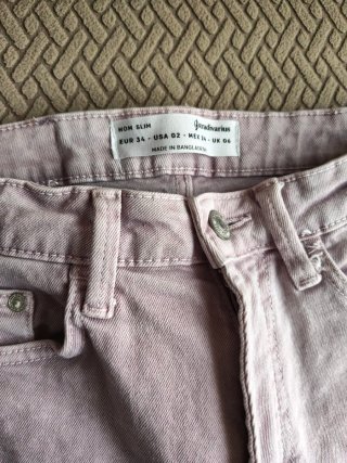 Pantalón vaquero Stradivarius morado.