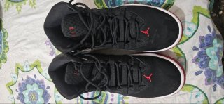 Zapatillas Jordan Negras y Rojas
