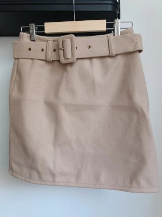 Falda beige con cinturón
