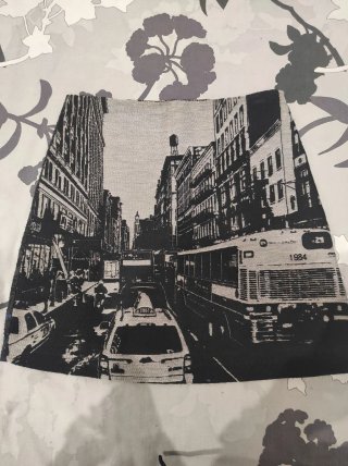 Falda Desigual con estampado urbano