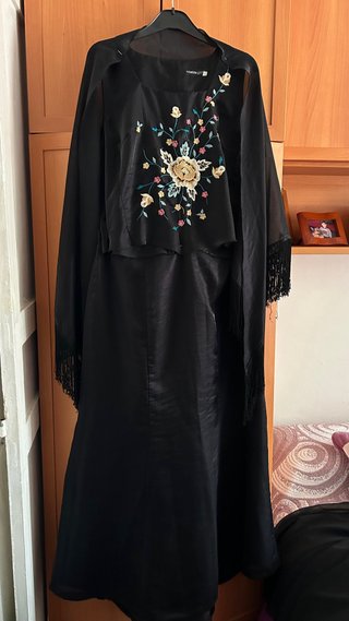 Vestido Negro con Bordado Floral