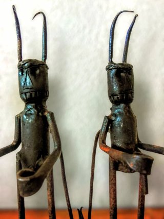 Coppia di sculture in metallo arte africana