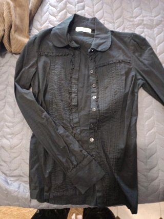 Camisa negra con volantes