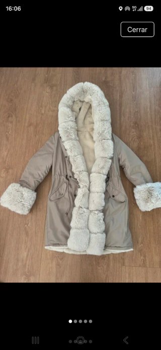 Abrigo Beige con Detalle de Pelo