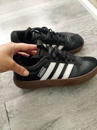 Zapatillas Adidas Negras y Blancas