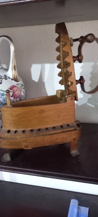 Plancha de Hierro Antigua con Soporte