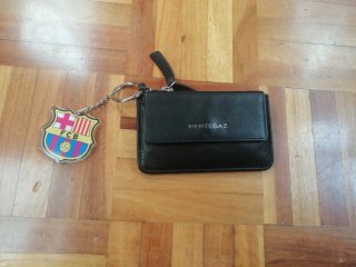 Cartera Pertegaz de Cuero Negra